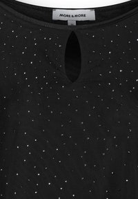 Schwarzes Oberteil mit einem Ausschnitt in Schlüssellochform, verziert mit verstreuten silbernen Pailletten, gefertigt aus glattem Stoff. Das Etikett zeigt "MORE & MORE."