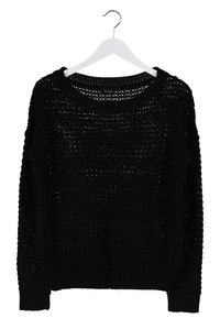 Pull noir à mailles ouvertes à manches longues avec poignets et ourlet côtelés suspendu à un cintre blanc sur fond blanc.
