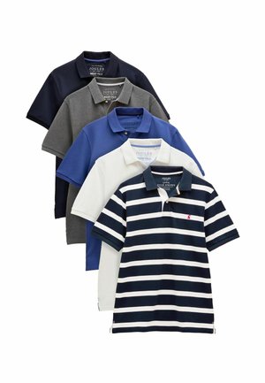 Fünf Poloshirts gestapelt; Farben umfassen Marineblau, Grau, Blau, Weiß und marineblau/weiß gestreift. Aus Baumwolle, klassisches Kragen-Design mit sichtbaren Etiketten.