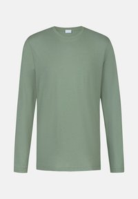 T-shirt à manches longues en tissu vert doux. Présente un col rond, une coupe décontractée et une texture lisse. Aucun motif ni ornement présent.