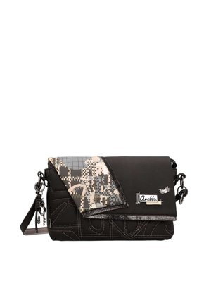 Borsa a tracolla nera con patta decorata, spilla a forma di farfalla in argento e tracolla removibile con fibbie metalliche e ciondoli decorativi.