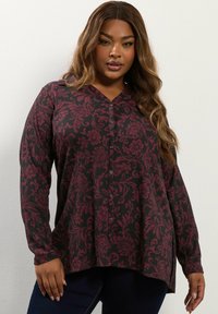 Czarna, długosleeve koszula zapinana na guziki z bordowym wzorem kwiatowym, charakteryzująca się dekoltem w serek oraz luźnym krojem, wykonana z teksturowanej tkaniny.