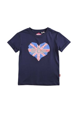 Chemise bleu marine à manches courtes avec un motif Union Jack en forme de cœur et le texte "Le Coq" au centre.