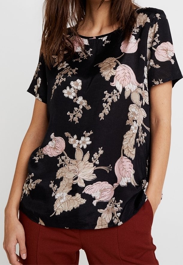 Haut noir à manches courtes avec des motifs floraux dans les tons rose et beige. Tissu doux, coupe décontractée et encolure ronde. Ourlet légèrement incurvé.