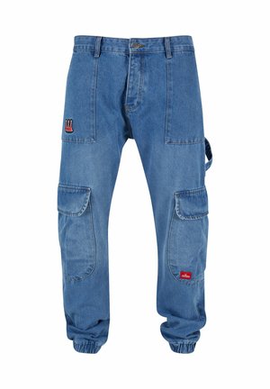 Denim-Cargo-Hosen mit entspannter Passform, großen seitlichen Taschen, elastischen Bündchen und einem rot-schwarzen Logopatch auf der Vorderseite.