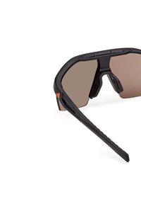 Mustat aurinkolasit ruskeilla linsseillä, joissa on virtaviivainen muotoilu, teksturoidut temples ja oranssit yksityiskohdat sivuilla.