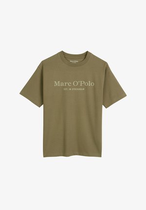 Oliwkowa bawełniana koszulka z okrągłym dekoltem, krótkimi rękawami oraz białym nadrukiem: "Marc O’Polo EST. W STOCKHOLMIE."