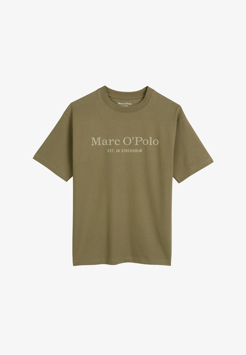 Olijfgroene katoenen T-shirt met een ronde hals, korte mouwen en witte bedrukte tekst: "Marc O’Polo EST. IN STOCKHOLM."