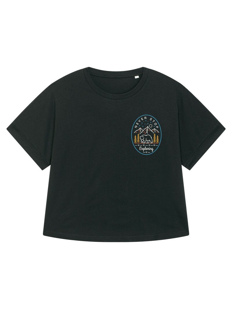 Zwarte t-shirt met korte mouwen van katoen met een ronde hals. De voorkant heeft een cirkelvormige grafiek met bergen en bomen in gele en blauwe accenten.