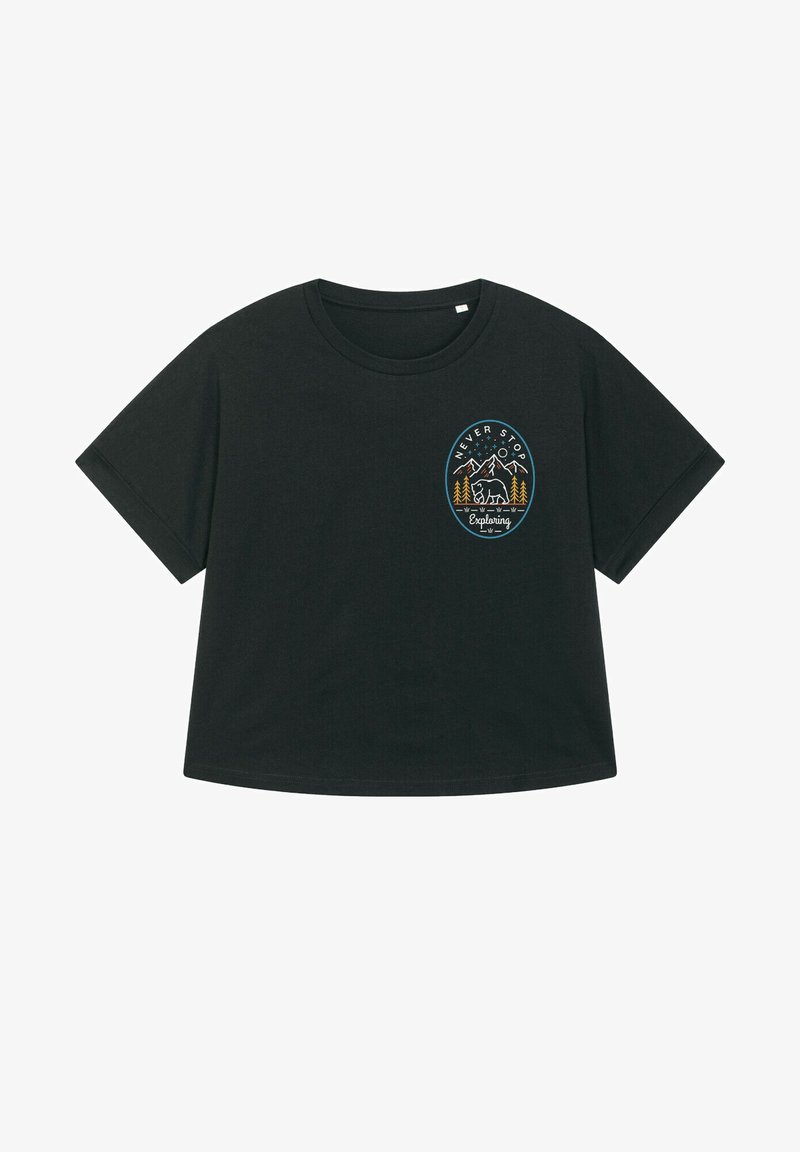 Zwarte t-shirt met korte mouwen van katoen met een ronde hals. De voorkant heeft een cirkelvormige grafiek met bergen en bomen in gele en blauwe accenten.