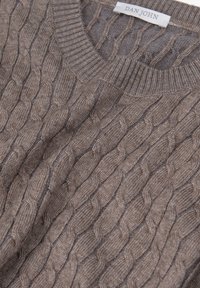 Brun kabelstrikket sweater med ribbet rund hals, tekstureret overflade og varierende kabelmønstre i hele stoffet.