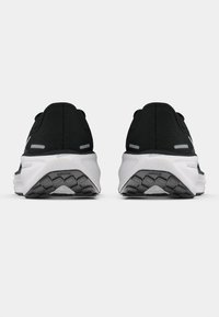 Pantofi de alergare negri cu un material superior texturat, guler căptușit și talpă intermediară albă în contrast; prezintă o talpă exterioară din cauciuc cu tracțiune modelată.