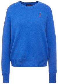 Blå stickad tröja med rund halsringning, ribbade ärmslut och nederkant. Har en liten broderad logotyp i röd färg på bröstet. Mjuk textur.