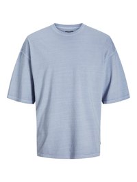 Lysblå kortærmet t-shirt lavet af blødt stof. Har en rund halsudskæring og afslappet pasform med syede kanter. Simpelt design, ingen mønstre.