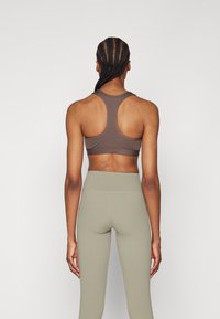 Nike Performance BRA - Sports-BH-er med medium støtte - ironstone/white