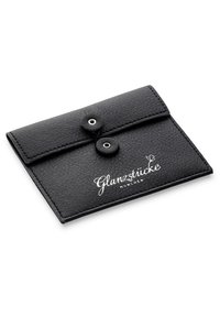 Sort læderpung med struktureret overflade, der har to trykknapslukkere og prægede "Glanzstücke München" logo i hvid.