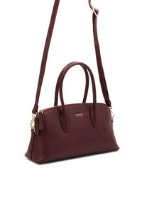 Bordo kožna torba sa dvostrukim gornjim ručkama i odvojivom naramenicom, sa zlatnim hardverom i zatvaranjem na patentni zatvarač.