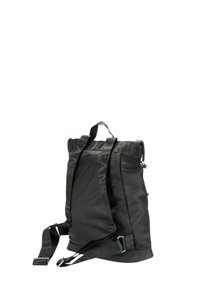 Zaino nero in nylon con spallacci regolabili e manico superiore. Caratterizzato da una chiusura con cerniera e loghi sulle cinghie. Texture liscia, forma rettangolare.