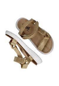 Gouden sandalen met gestructureerde faux-lederen banden, witte rubberen zool en een verstelbare gesp voor een veilige pasvorm.