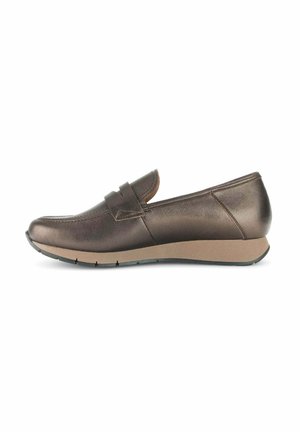 Herrenschuh: dunkelbrauner Leder-Slipper mit niedriger Keilsohle und dekorativem Riemen über der Oberseite.