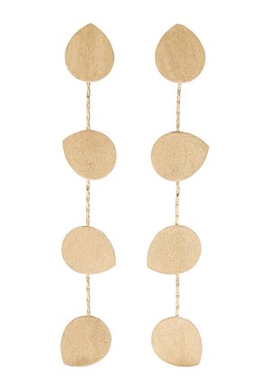 Długie kolczyki wiszące w kolorze złotym z czterema teksturowanymi, nieregularnymi okrągłymi dyskami połączonymi pionowo cienkimi łącznikami.
