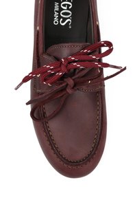Bordowy skórzany loafers z usztywnioną konstrukcją, posiadający okrągły czubek, kontrastowe przeszycia oraz teksturowane sznurowadła z czerwonymi i białymi akcentami.