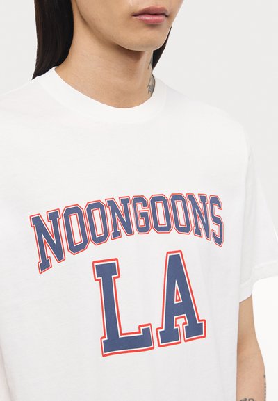 Noon Goons HOMEFIELD ADVANTAGE - Triko s potiskem - white