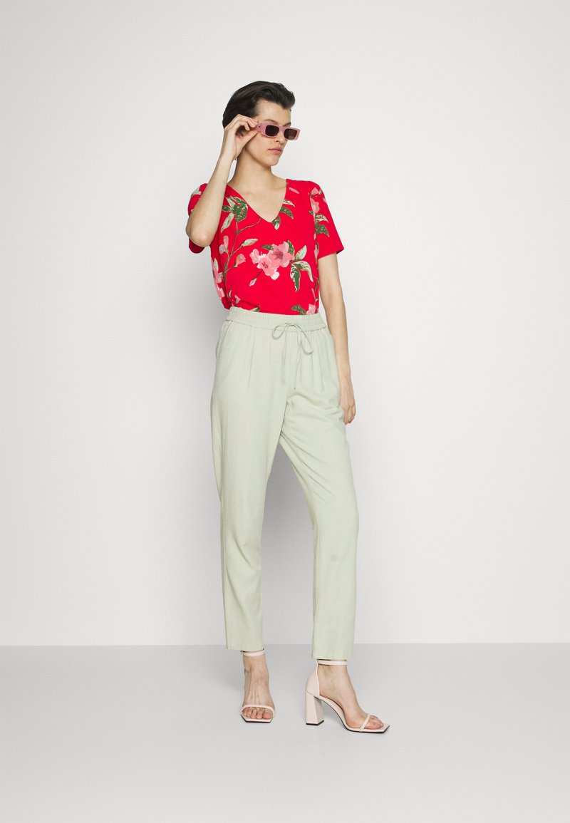 Damen Chinos | Vero Moda Tall VMJESMILO ANKLE PANTS Stoffhose desert sage/grün - YY88069 Damen Chinos | Vero Moda Tall VMJESMILO ANKLE PANTS Stoffhose desert sage/grün - YY88069