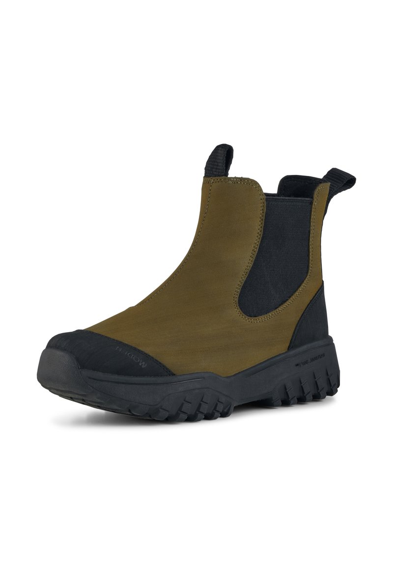 Botas de tobillo marrones y negras con paneles laterales elásticos, punta de goma, parte superior texturizada y suela robusta para tracción.
