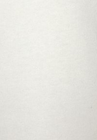 Tissu blanc avec une texture lisse et un motif en relief subtil, affichant une couleur uniforme et une composition douce et légère.