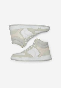 Sneakers typu high-top w jasnoszarym i białym kolorze, wykonane z zamszu i skóry, z fakturowanymi akcentami i gumową podeszwą.