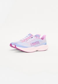Baskets de course HOKA en dégradé bleu et rose, en matériau en maille, semelle rembourrée, design texturé, et lacets blancs avec des accents roses.