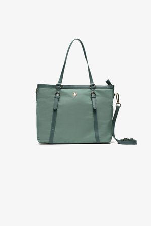 Sac cabas vert avec deux poignées supérieures, une bandoulière réglable et un petit logo métallique au centre devant.