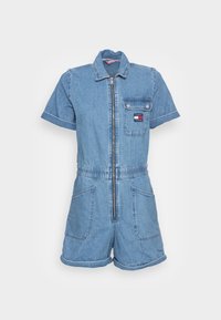Denim jumpsuit i ljusblått med korta ärmar, dragkedja fram, figursydd midja, två framfickor och en liten logotyp på bröstet.