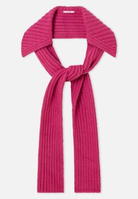 Fular tricotat în roz vibrant. Prezintă o textură nervurată, cu un guler larg și legături în centru, oferind căldură și stil.