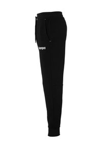 Zwarte trainingsbroek gemaakt van zacht materiaal, met een elastische tailleband, zijzakken en een logo op de bovenbeen. Tapered leg ontwerp.