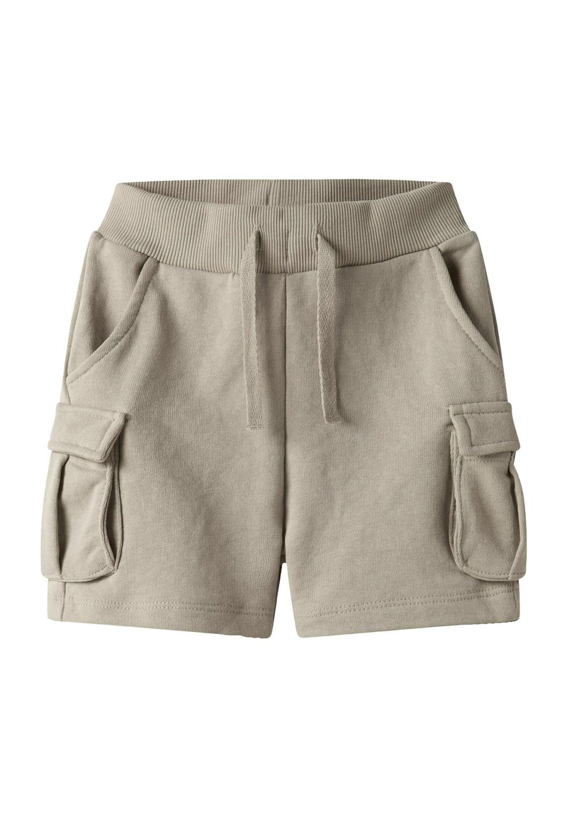 Shorts en mélange de coton beige avec une taille élastique, un cordon de serrage, deux poches latérales et deux poches cargo sur les cuisses. Texture douce.