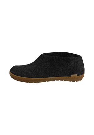 Schwarzer Slipper mit weichem Filz-Obermaterial und brauner Gummisohle, mit niedrigem Schaft und kleinem Stoffmarkenzeichen nahe der Ferse.