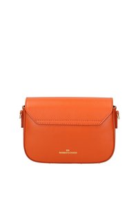 Pomarańczowa skórzana torba na ramię z klapką, złotymi akcesoriami i wytłoczonym logo. Kompaktowy prostokątny kształt z gładką fakturą.