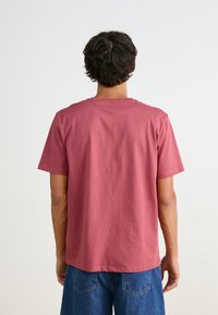 Timberland SMALL LOGO PRINT TEE LEMON PEPPER - T-Shirt print - apple butter