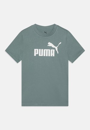 Camiseta corta de manga verde claro hecha de algodón con cuello redondo, que presenta un logo blanco de "PUMA" y un gráfico de un puma saltando.