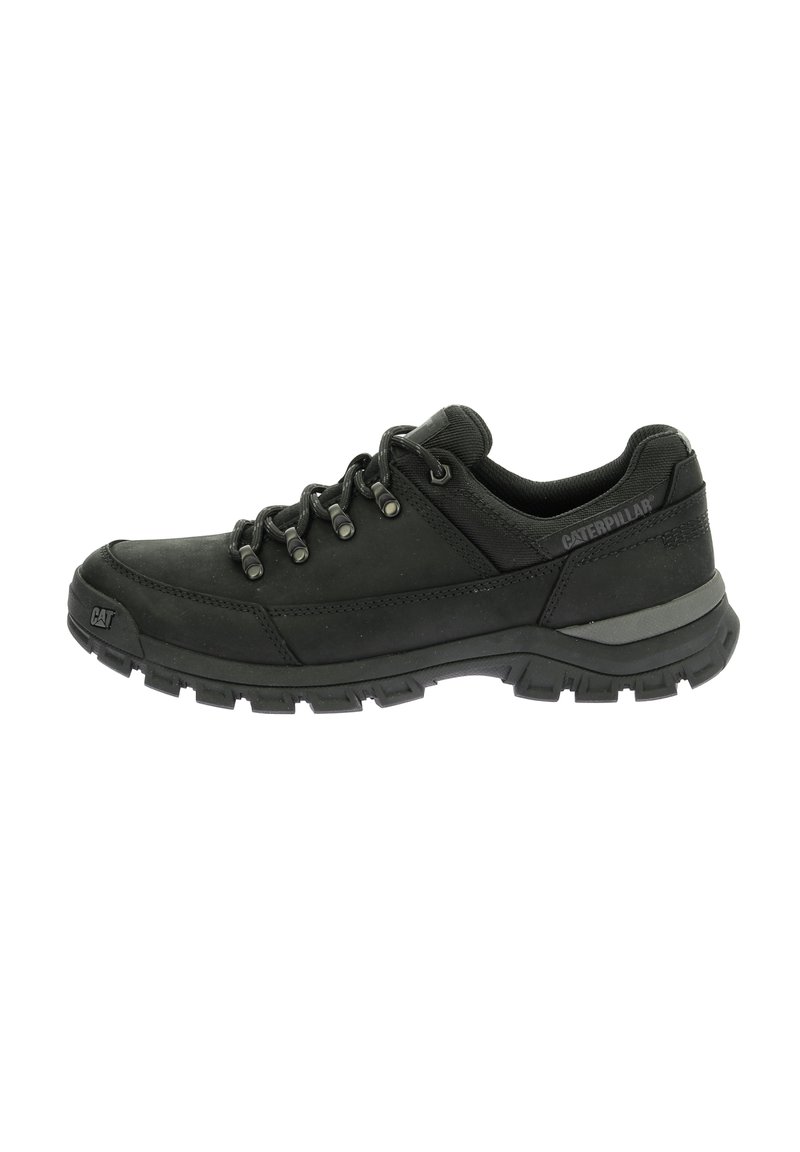 Scarpe da atletica nere con tomaia in pelle texturizzata, dotate di occhielli metallici, lacci rotondi e suola in gomma robusta. Logo del marchio sul lato.