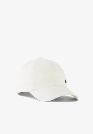 Casquette de baseball blanche unie avec visière incurvée et petite étiquette logo sur le côté, présentée sur un fond blanc.