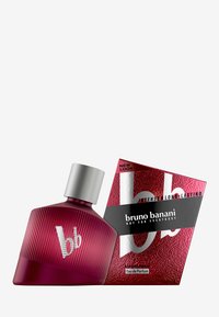 Botella de perfume de vidrio morado con textura acanalada y tapa plateada, situada junto a una caja metálica roja con acentos negros y texto blanco.