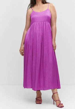 Maxi kjole i livlig lavendel, med spaghetti stropper, en tætsiddende overdel og en flydende, lagdelt nederdel. Kombineret med strappy lyserøde hæle.