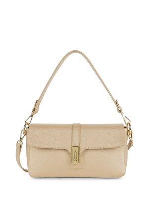 Sac à main rectangulaire en cuir beige avec rabat supérieur, fermoir doré et bandoulière réglable avec crochets métalliques.