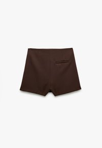 Bruine shorts met een gladde textuur, voorzien van een enkele achterzak en een op maat gemaakt ontwerp. De shorts hebben een schone, minimalistische achterzijde.