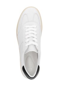 Hvid sneaker med ruskind og lædermaterialer, rund tå, snørebånd foran og en sort detalje ved hælen. Gummisål, minimalistisk design.