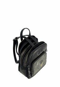 Mochila de cuero negro con múltiples compartimentos con cremallera, que presenta un panel frontal texturizado y acentos de hardware plateado.