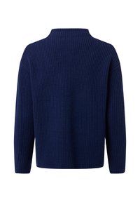 Granatowy sweter, żebrowana tekstura, wysoki dekolt, opadłe ramiona i luźny krój. Posiada długie rękawy i surowy brzeg u dołu.